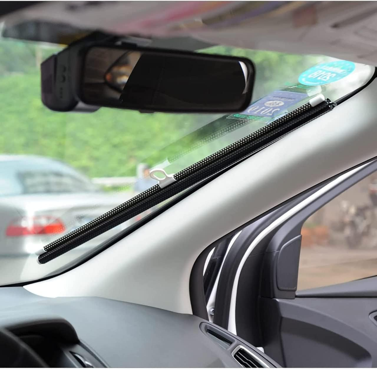 Retractable Car Window Sunshade – Nail-Free Suction Cup Blackout Roller Blind